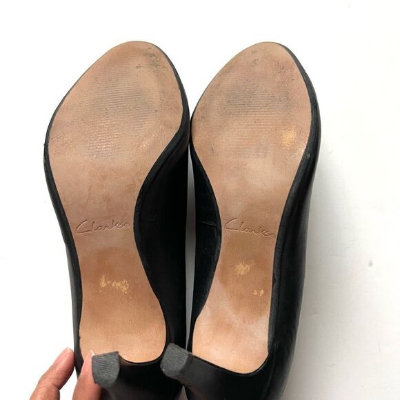 Clarks Kyndall Iris Black Leather Pumps - Picture 9 of 10